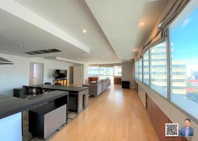 Selling a 2-bedroom condo, approximately 80,000 Baht per square meter, in the heart of Asoke, located on a major road.