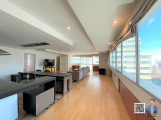 Selling a 2-bedroom condo, approximately 80,000 Baht per square meter, in the heart of Asoke, located on a major road.