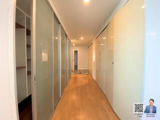 Selling a 2-bedroom condo, approximately 80,000 Baht per square meter, in the heart of Asoke, located on a major road.