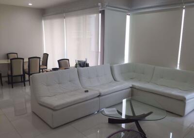 2 bed Condo in The Emporio Place Khlongtan Sub District C012928