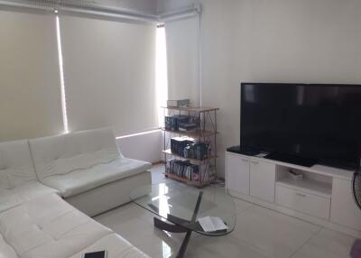 2 bed Condo in The Emporio Place Khlongtan Sub District C012928