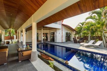 Private pool villa with 5 bedrooms for sale in Rawai.