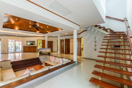 Private pool villa with 5 bedrooms for sale in Rawai.