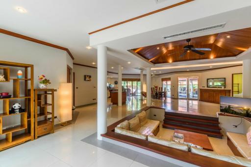 Private pool villa with 5 bedrooms for sale in Rawai.