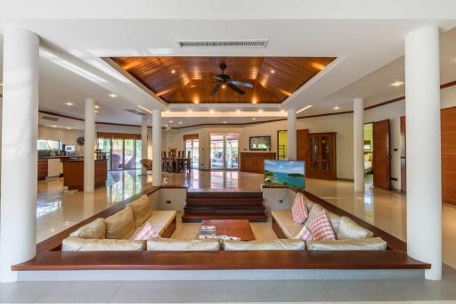 Private pool villa with 5 bedrooms for sale in Rawai.