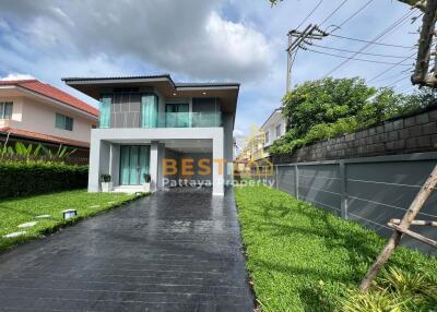 4 Bedrooms Villa / Single House East Pattaya H011402