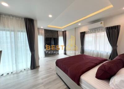 4 Bedrooms Villa / Single House East Pattaya H011402