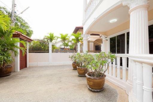 3 Floors building with rooftop for Sale in Rawai