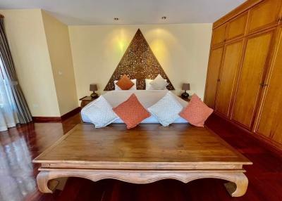 Pool villa 4 bedrooms in Pattaya Thailand For sale