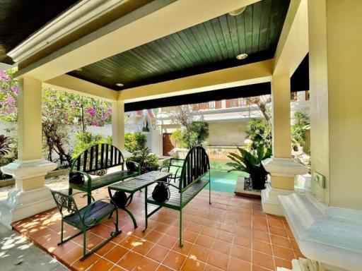 Pool villa 4 bedrooms in Pattaya Thailand For sale