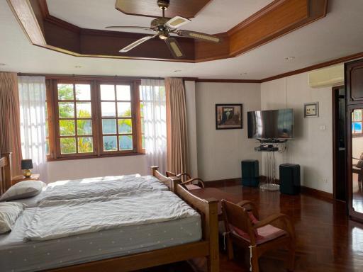 4 Bedrooms Villa with Lake Access For Sale in Chalong Phuket