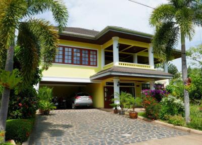 4 Bedrooms Villa with Lake Access For Sale in Chalong Phuket