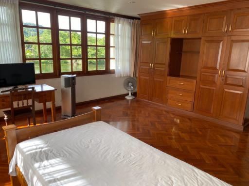 4 Bedrooms Villa with Lake Access For Sale in Chalong Phuket