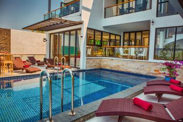 Infinity Pool Villa 6 Bedroom For Sale - in Surin, Phuket