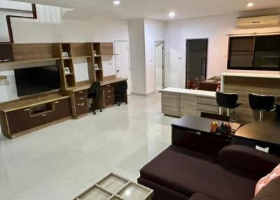 Townhouse for rent in Sriracha, Palm Hill Suea Village. With furniture