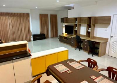 Townhouse for rent in Sriracha, Palm Hill Suea Village. With furniture