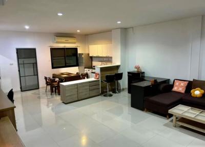 Townhouse for rent in Sriracha, Palm Hill Suea Village. With furniture
