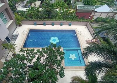 Condo Benjasiri Park Pool View