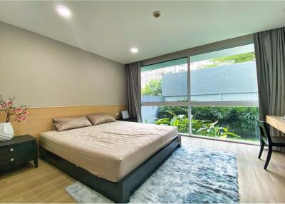 For rent apartment white and bright unit 2 bedrooms with huge balcony in low rise apartment in Sukhumvit 61.