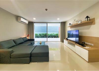 For rent apartment white and bright unit 2 bedrooms with huge balcony in low rise apartment in Sukhumvit 61.