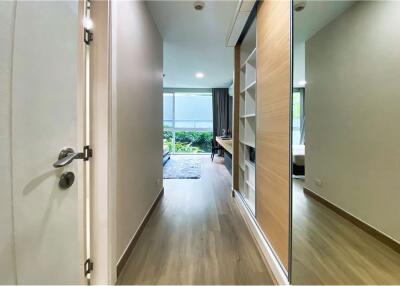 For rent apartment white and bright unit 2 bedrooms with huge balcony in low rise apartment in Sukhumvit 61.