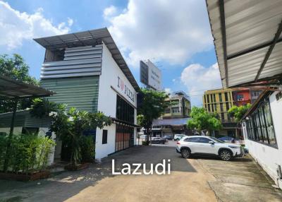 Prime 200sqm Container Restaurant Opportunity on Rama 4 Main Road!