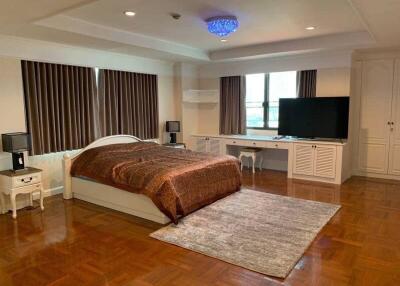 Large 3 Bedroom condo for sale on Ekkamai