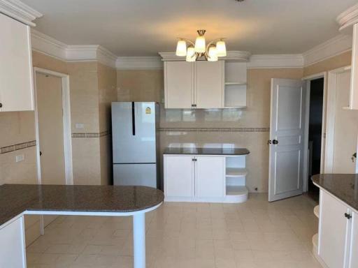 Large 3 Bedroom condo for sale on Ekkamai