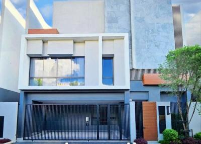 4 Bed 5 Bath 430 SQ.M BuGaan Krungthep Kreetha