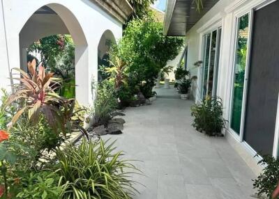 4 bedroom house with private pool in Jomtien