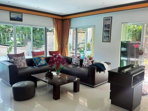 4 bedroom house with private pool in Jomtien
