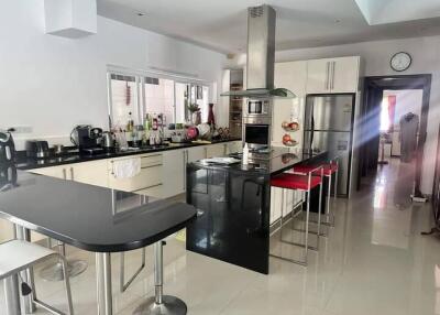4 bedroom house with private pool in Jomtien