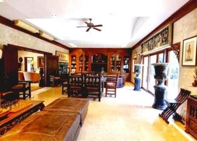 Spacious house in luxurious Balinese design