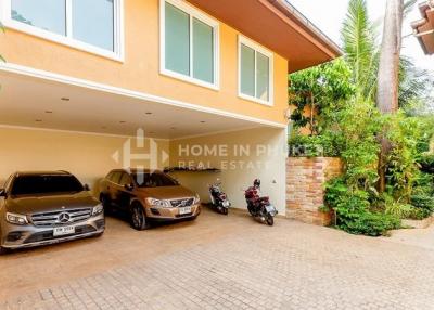 Spacious 9-Bed Family Home in Kathu
