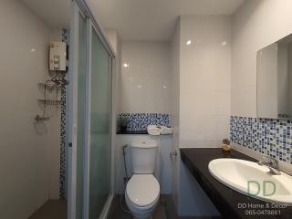 Modern bathroom with walk-in shower and white ceramic fixtures