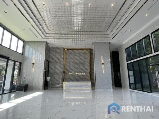 Luxury condo in the heart of Pattaya, 11th floor, sea view, 2 bedrooms, 2 bathrooms, price only 6,200,000 baht