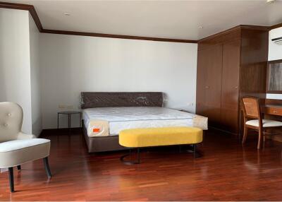 Newly Renovated 2-Bed Condo on High Floor at Newton Tower Condominium, Steps from BTS Nana!