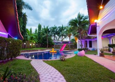 Extensive single house with large pool