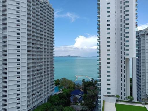 Nice condo directly on Wongamat beach