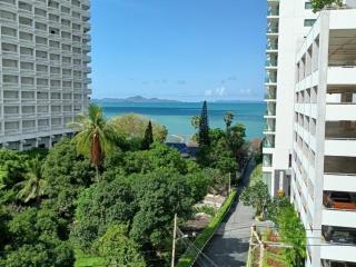 Nice condo directly on Wongamat beach