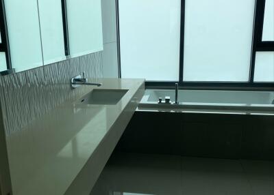 For RENT : Rhythm Sukhumvit 42 / 2 Bedroom / 2 Bathrooms / 74 sqm / 50000 THB [R12186]