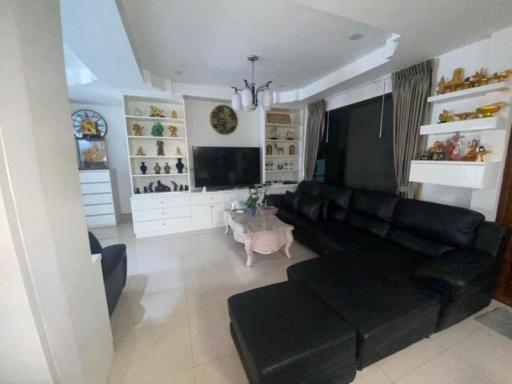 Single house for sale in Pattaya With furniture, Soi Bongkot, Suphamit Village, Bang Lamung, Chonburi.