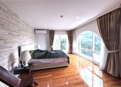 Residential oasis near BTS Thonglor, charming low-rise condo 5 minutes to BTS Thonglor.