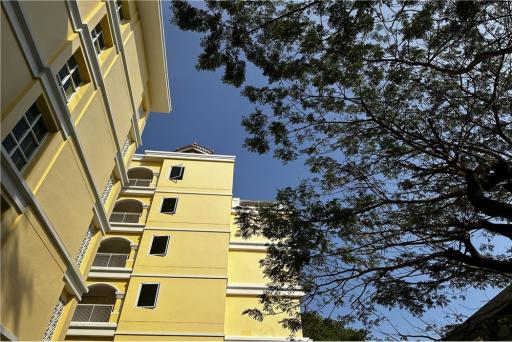 Residential oasis near BTS Thonglor, charming low-rise condo 5 minutes to BTS Thonglor.