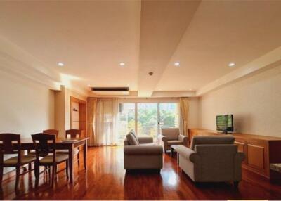 Classic-Style Apartment in Low-Rise Building, Ploenchit, Near BTS Station