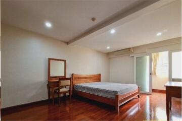 Classic-Style Apartment in Low-Rise Building, Ploenchit, Near BTS Station