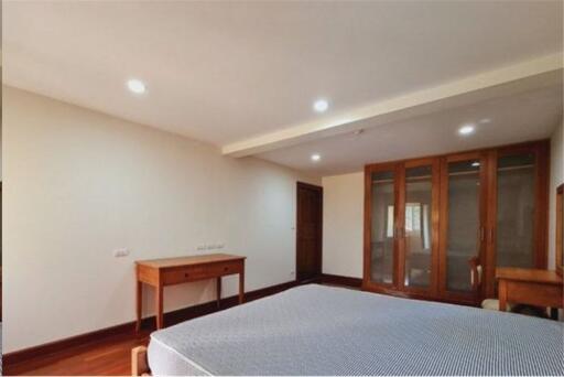 Classic-Style Apartment in Low-Rise Building, Ploenchit, Near BTS Station