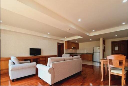 Classic-Style Apartment in Low-Rise Building, Ploenchit, Near BTS Station