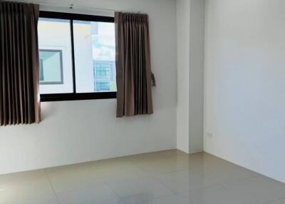 3 floor commercial building for rent or sale in Muang Chiang Mai