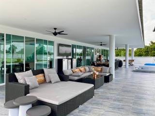 Black Mountain : Luxury 4 Bedroom Pool Villa